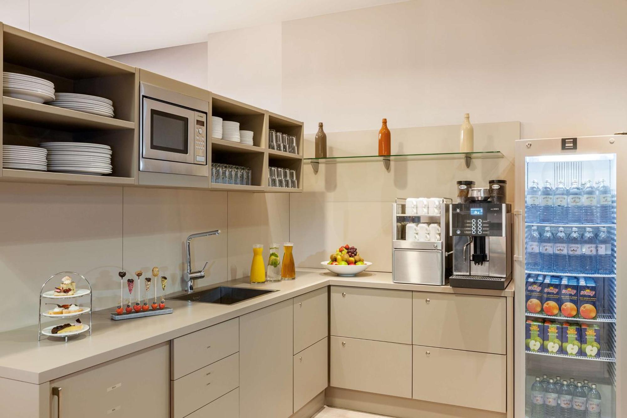 فندق إن إتش فيينا إيربورت كونفرانس سنتر سخويشات المظهر الخارجي الصورة Kitchen