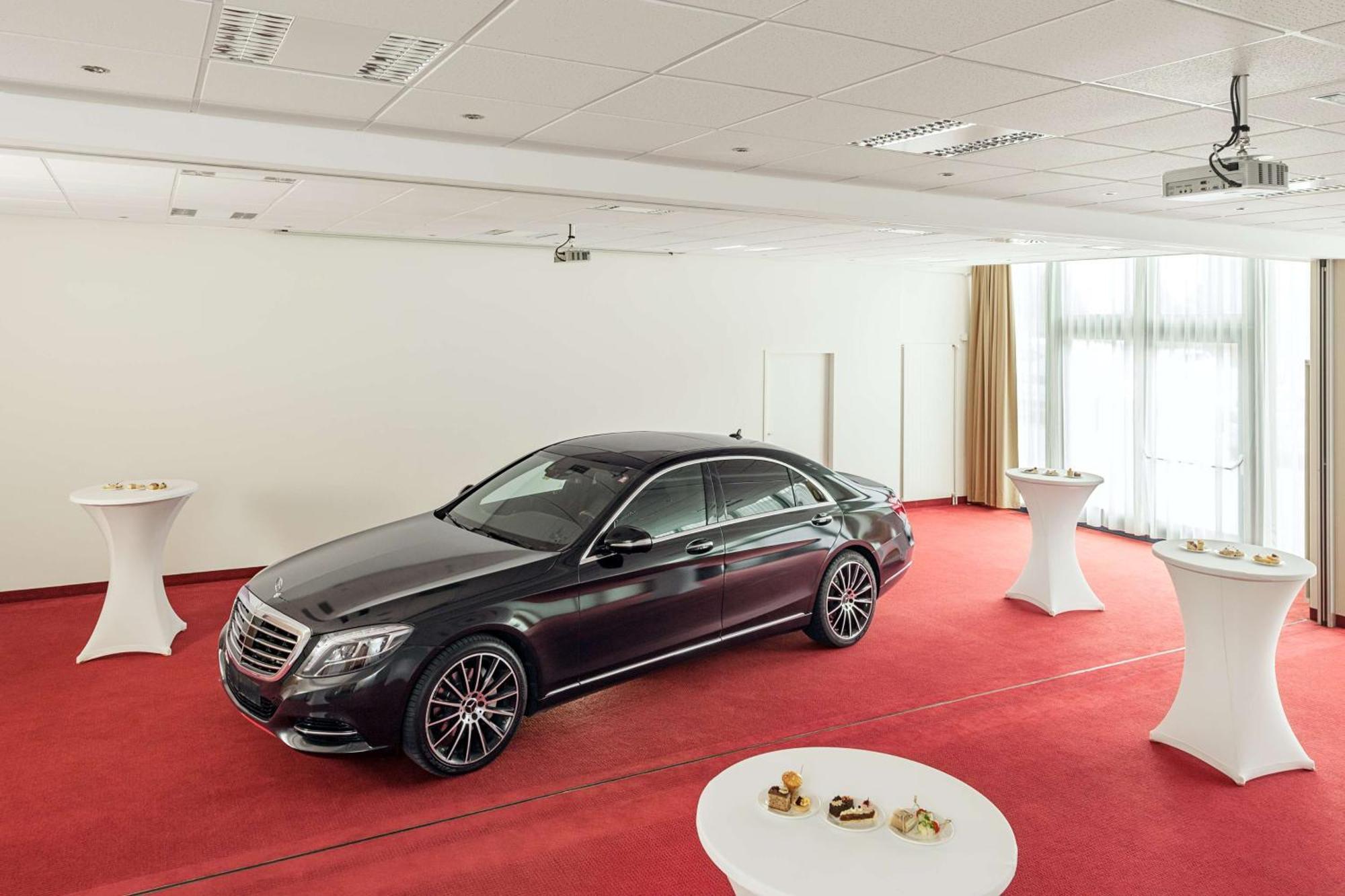 فندق إن إتش فيينا إيربورت كونفرانس سنتر سخويشات المظهر الخارجي الصورة Meeting room with a car